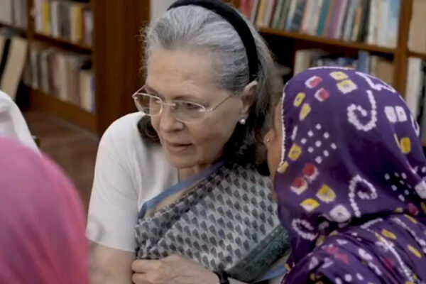 सोनिया गांधी के कान में जब महिला किसान ने कहा- राहुल की शादी करा दो, मिला ये जवाब