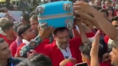 राहुल गांधी बने कुली, आनंद विहार रेलवे स्टेशन पर सिर पर उठाया सामान