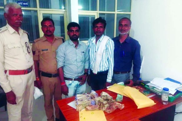 एफएसटी चेक नाके पर 5 लाख से अधिक की नगदी जप्त