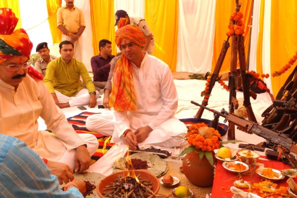 शस्त्रों की पूजा कर पुलिस लाइन में मनाया गया दशहरा