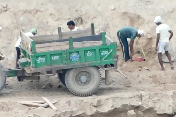 सिंध के सीने से अवैध उत्खनन –                                                                                                                                                                                                                                                                                                                      टीआई साहब नए आए हैं इसलिए ट्रैक्टर बंद रखना, वायरल ऑडियो में पैसे की भी डिमांड