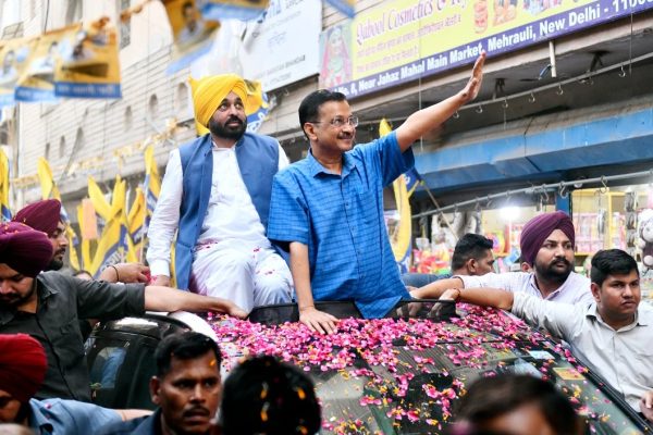 अरविंद केजरीवाल का पहला रोड शो, समर्थकों की रही भारी भीड़
