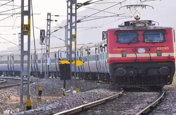 तूफान में ट्रेन न उड़ जाए चेन ताले से बांध रही है भारतीय रेलवे