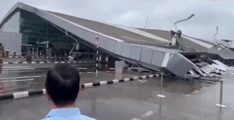 Delhi Airrport की छत नहीं हमारी साख गिरी है