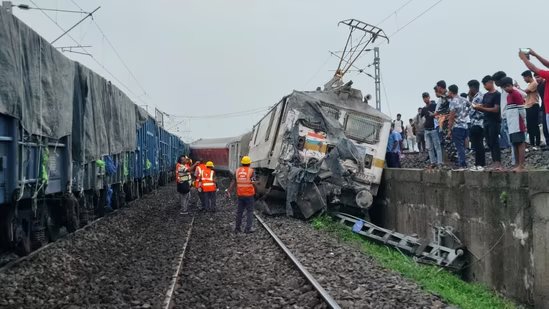 Jharkhand में हुआ बड़ा रेल हादसा, हावड़ा-मुंबई मेल के 18 डिब्बे हुए बेपटरी