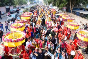 इक्यावन दूल्हों की बारात स्वागत में शहर